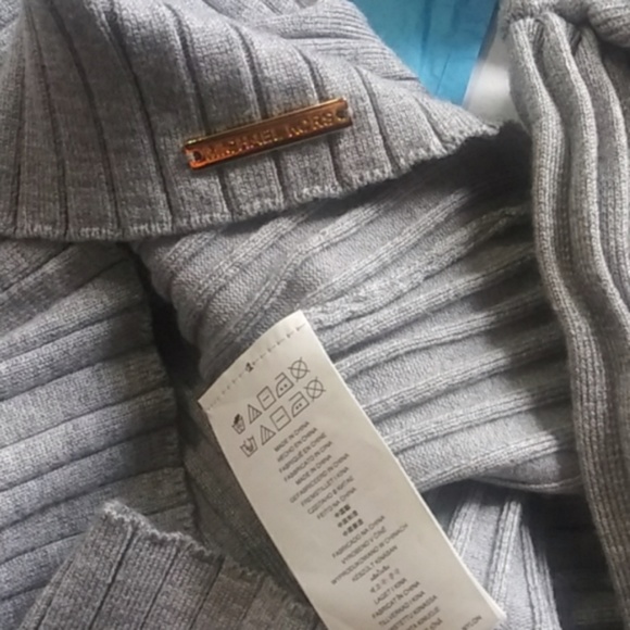 Michael Kors Silky Silver Pleats High Couture Tops $550-$790 - Picture 4 of 10